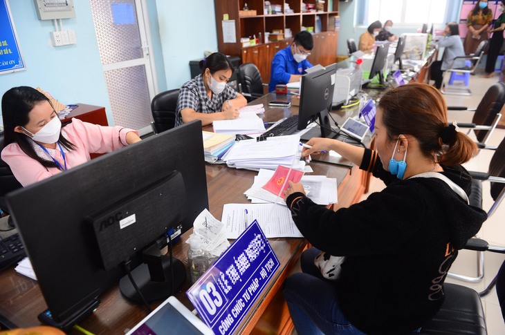 Chính thức công bố hàng trăm thủ tục phải bãi bỏ yêu cầu trình hộ khẩu, xác nhận cư trú - Ảnh 1. Chính thức công bố hàng trăm thủ tục phải bãi bỏ yêu cầu trình hộ khẩu, xác nhận cư trú - Ảnh 1.