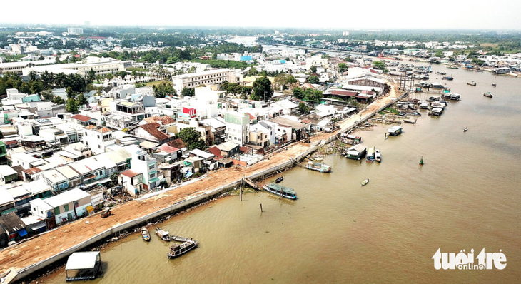 Bờ kè này đang chia cắt không gian “trên bến dưới thuyền” của chợ nổi Cái Răng và được cho là nguyên nhân khiến chợ nổi này “chìm” nhanh hơn - Ảnh: CHÍ QUỐC Bờ kè này đang chia cắt không gian “trên bến dưới thuyền” của chợ nổi Cái Răng và được cho là nguyên nhân khiến chợ nổi này “chìm” nhanh hơn - Ảnh: CHÍ QUỐC