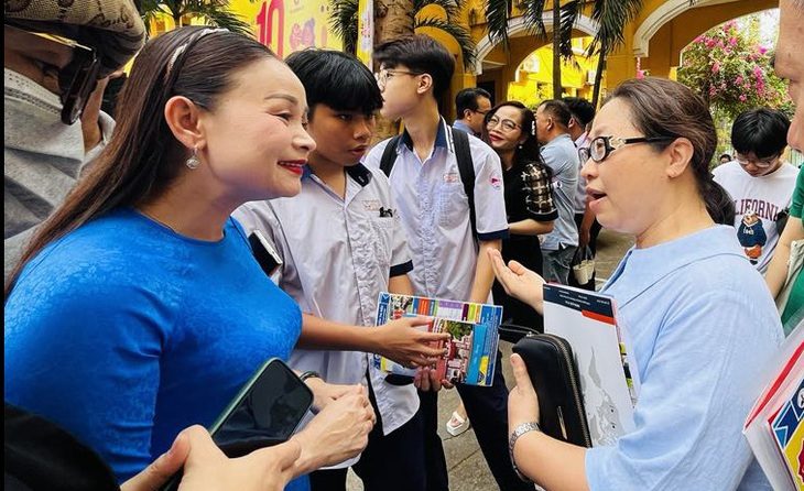 Chọn trường ra sao để tăng cơ hội vào lớp 10 công lập?- Ảnh 1. Cô Nguyễn Xuân Mai (trái) đang tư vấn học sinh chuẩn bị thi lớp 10 năm nay trong Ngày hội tự tin bước vào lớp 10 do báo Tuổi Trẻ tổ chức - Ảnh: MỸ DUNG