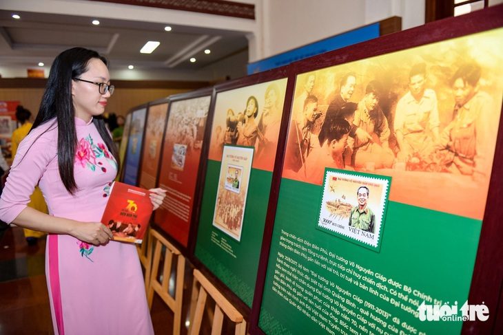Người xem triển lãm những bộ tem kỷ niệm Chiến thắng Điện Biên Phủ - Ảnh: NAM TRẦN Người xem triển lãm những bộ tem kỷ niệm Chiến thắng Điện Biên Phủ - Ảnh: NAM TRẦN