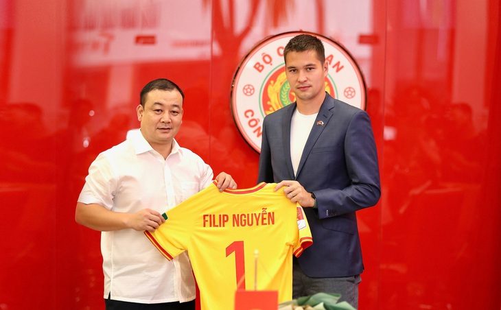 Thủ môn Filip Nguyễn ra mắt CLB Công An Hà Nội - Ảnh: NGỌC BẢO Thủ môn Filip Nguyễn ra mắt CLB Công An Hà Nội - Ảnh: NGỌC BẢO