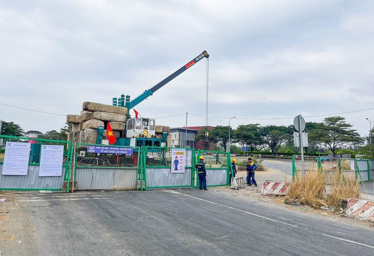 Chính thức rào chắn nút giao Nguyễn Văn Linh - Nguyễn Hữu Thọ- Ảnh 1. Nút giao Nguyễn Văn Linh - Nguyễn Hữu Thọ chính thức rào chắn để xây đốt hầm ngầm từ hôm nay - Ảnh: CHÂU TUẤN