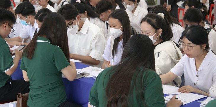 Trường buộc tân sinh viên mở tài khoản ngân hàng, ép mua đồng phục? - Ảnh 1. Tân sinh viên Trường đại học Tôn Đức Thắng làm thủ tục nhập học - Ảnh: N.T.