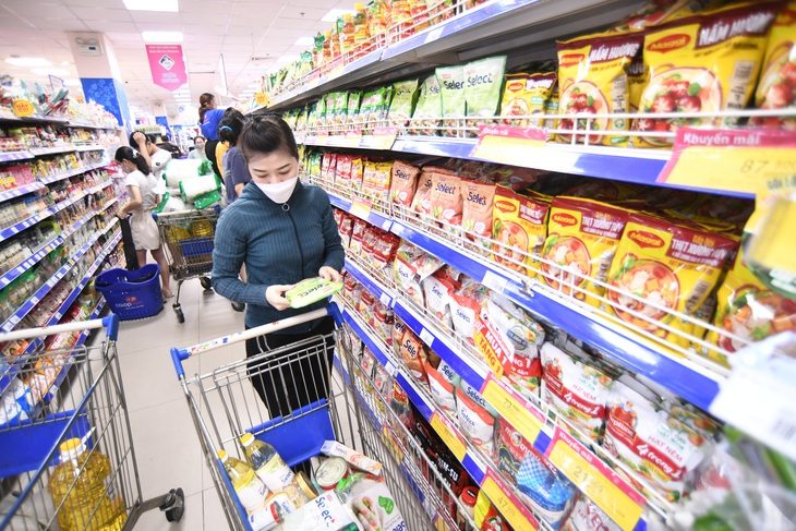 Cho mùa Tết thêm rộn ràng- Ảnh 1. Đông đảo người dân mua sắm ngày cuối tuần tại siêu thị Co.opmart Xa Lộ Hà Nội, TP Thủ Đức (TP.HCM) - Ảnh: QUANG ĐỊNH