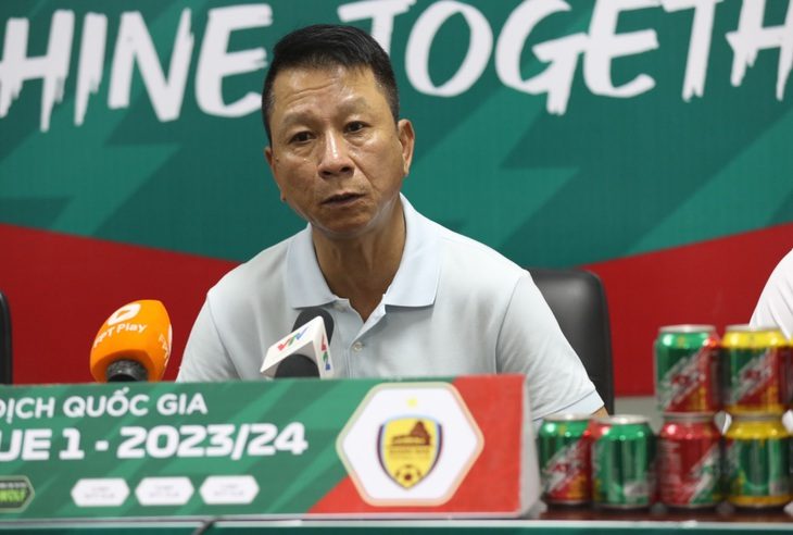 HLV Văn Sỹ Sơn đã chỉ trích gay gắt trọng tài liên tục trong 2 vòng đấu V-League 2023 - 2024 - Ảnh: PHI HẢI HLV Văn Sỹ Sơn đã chỉ trích gay gắt trọng tài liên tục trong 2 vòng đấu V-League 2023 - 2024 - Ảnh: PHI HẢI